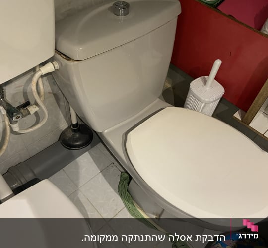 אסלה עם פומפה ליד, צינור מים מחובר